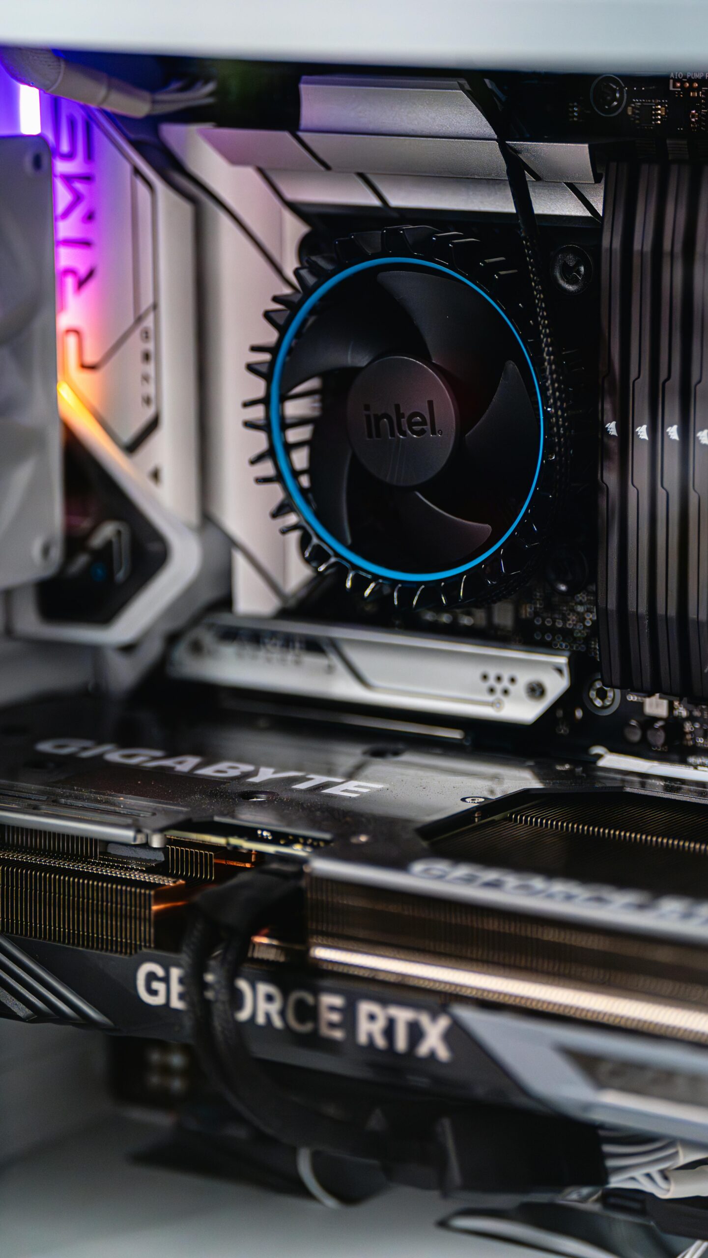 pc aberto em bancada técnica para manutenção e upgrade de hardware