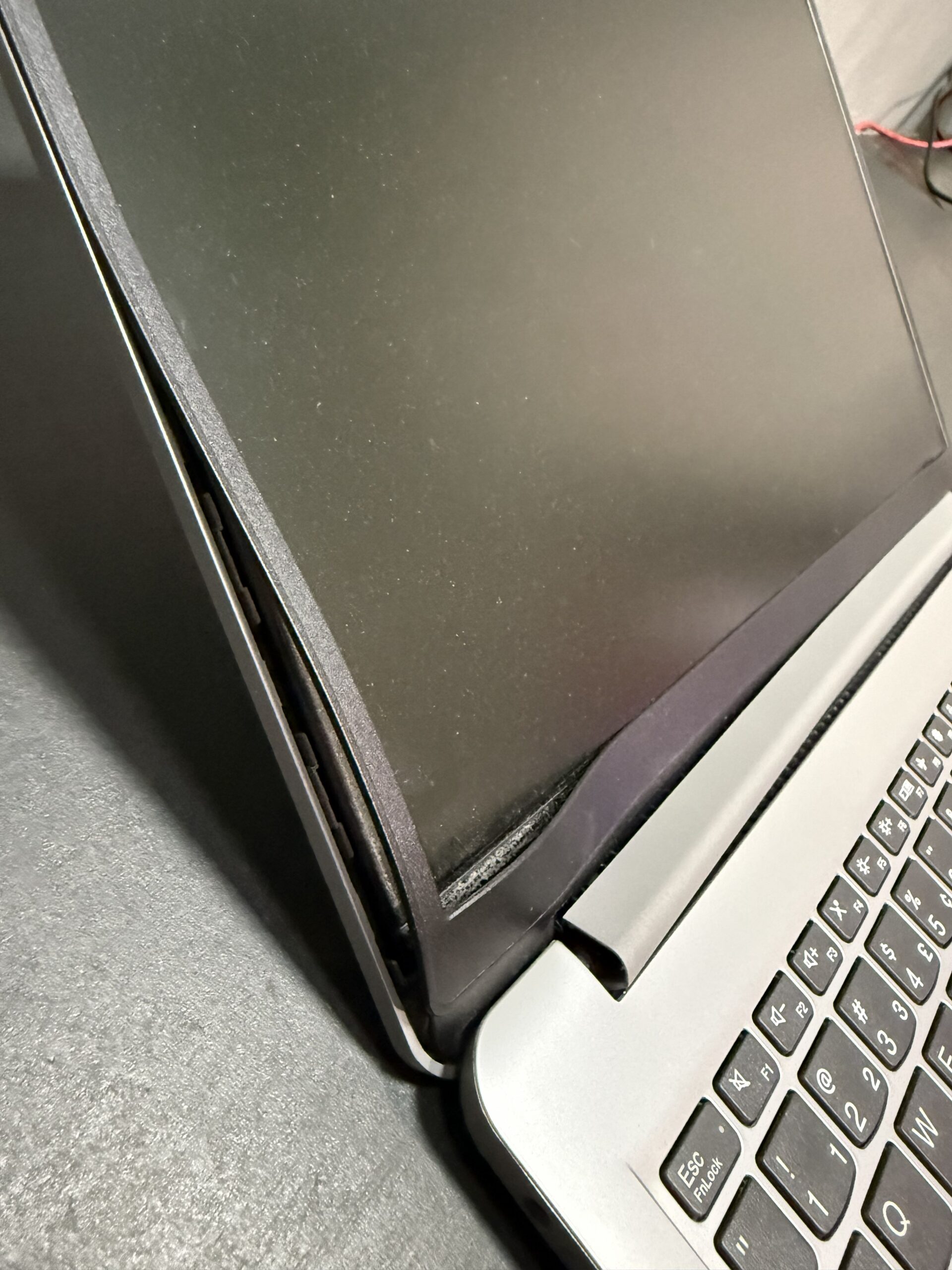 Dobradiça de notebook quebrada causando abertura torta da tela