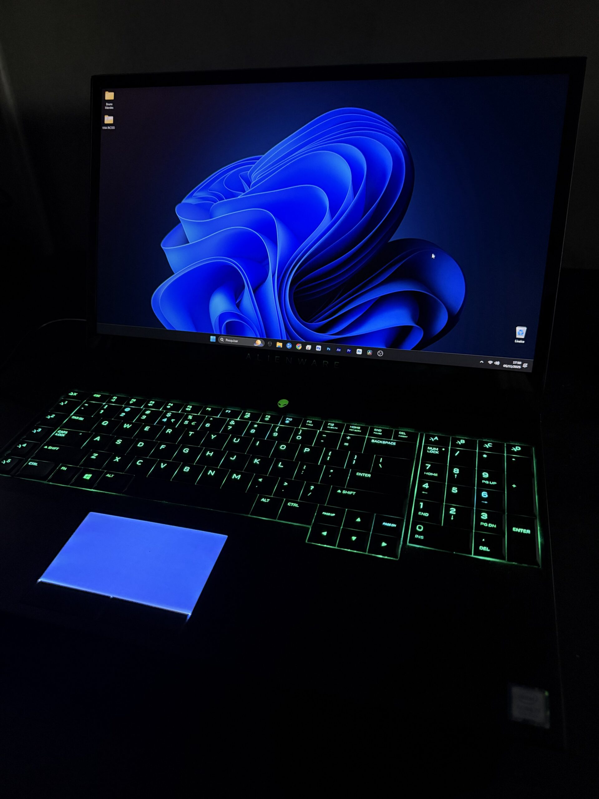 notebook em avaliação técnica na assistência informática